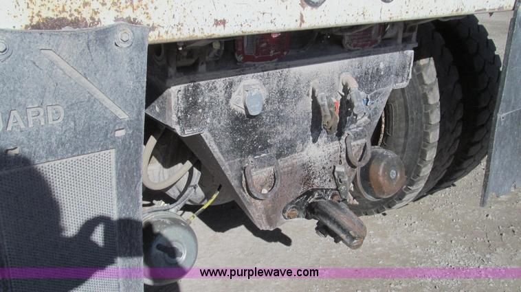 image for item E3746 2000 International 4900 dump truck