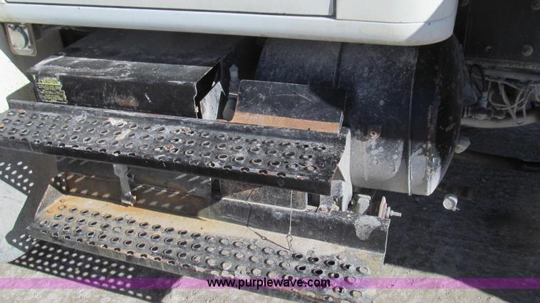 image for item E3746 2000 International 4900 dump truck