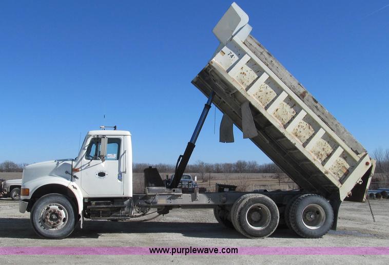 image for item E3746 2000 International 4900 dump truck