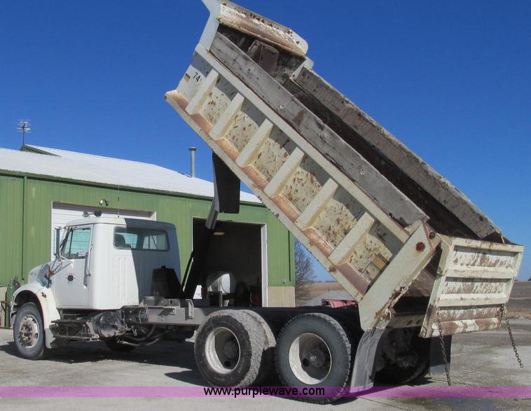 image for item E3746 2000 International 4900 dump truck