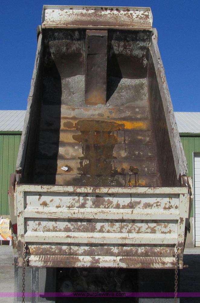 image for item E3746 2000 International 4900 dump truck