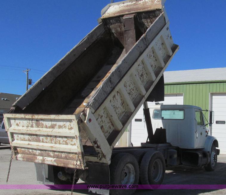 image for item E3746 2000 International 4900 dump truck