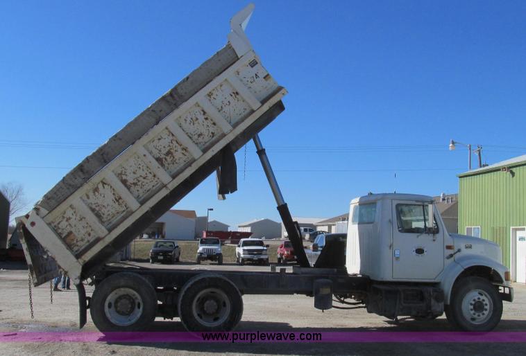 image for item E3746 2000 International 4900 dump truck