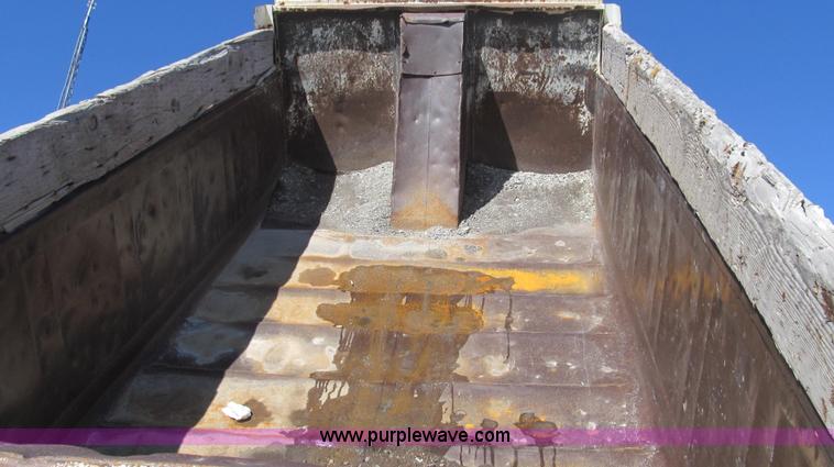 image for item E3746 2000 International 4900 dump truck