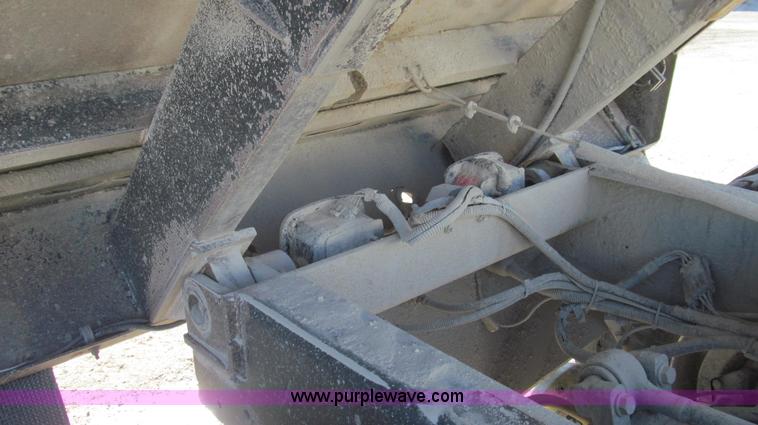 image for item E3746 2000 International 4900 dump truck