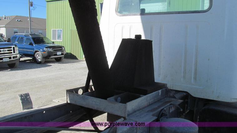 image for item E3746 2000 International 4900 dump truck