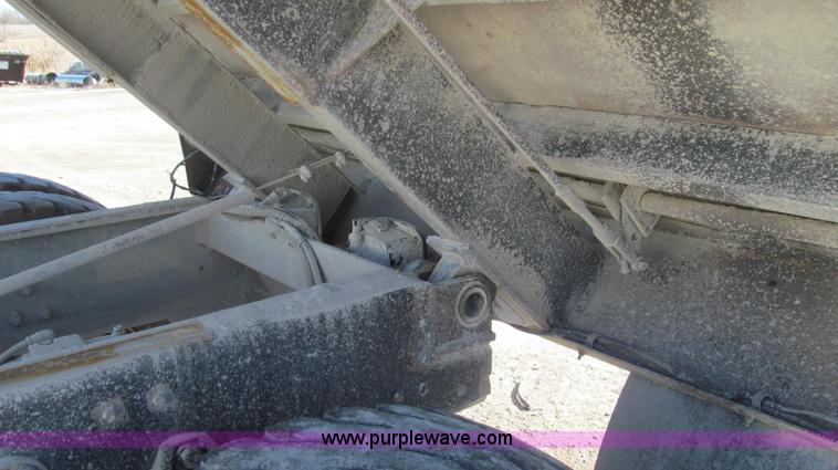 image for item E3746 2000 International 4900 dump truck
