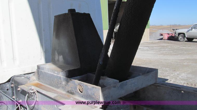 image for item E3746 2000 International 4900 dump truck