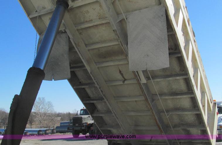 image for item E3746 2000 International 4900 dump truck