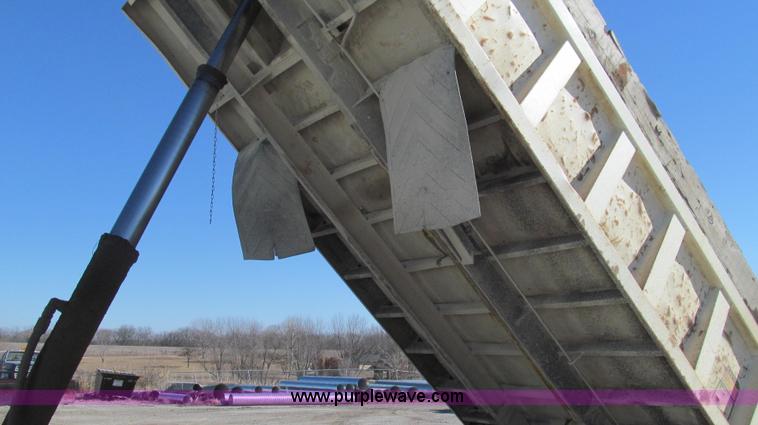 image for item E3746 2000 International 4900 dump truck