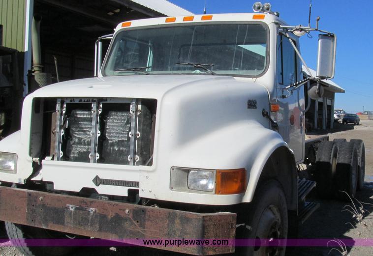 image for item E3747 1999 International 4900 dump truck