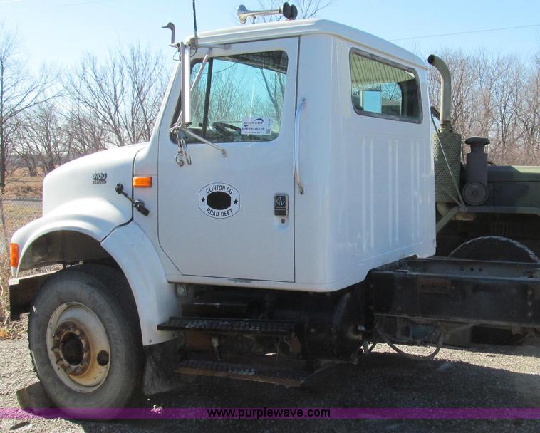image for item E3747 1999 International 4900 dump truck