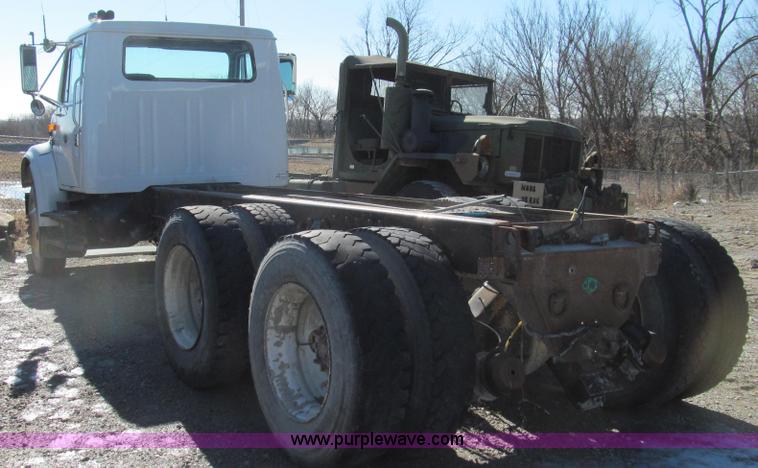 image for item E3747 1999 International 4900 dump truck