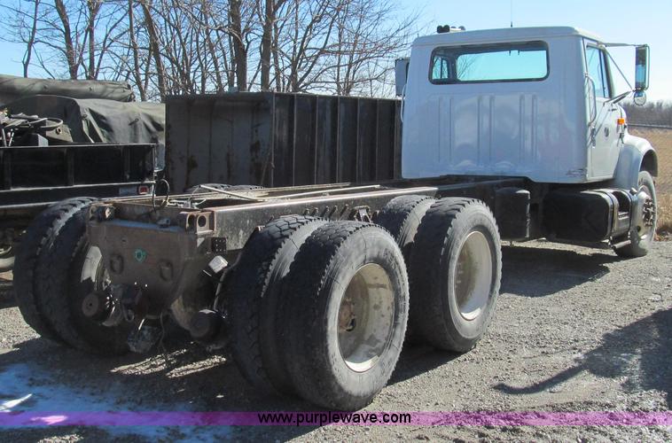 image for item E3747 1999 International 4900 dump truck