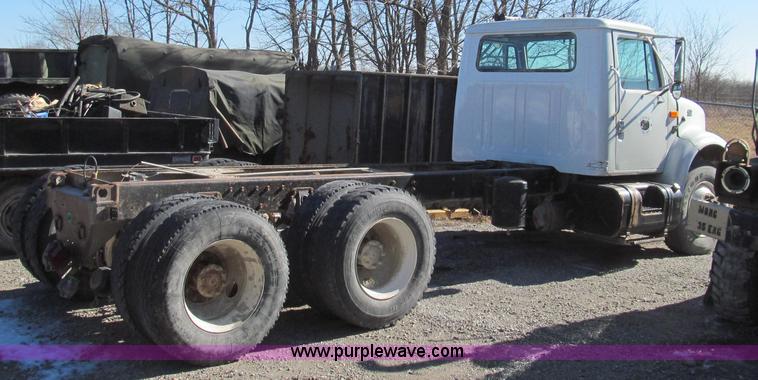 image for item E3747 1999 International 4900 dump truck