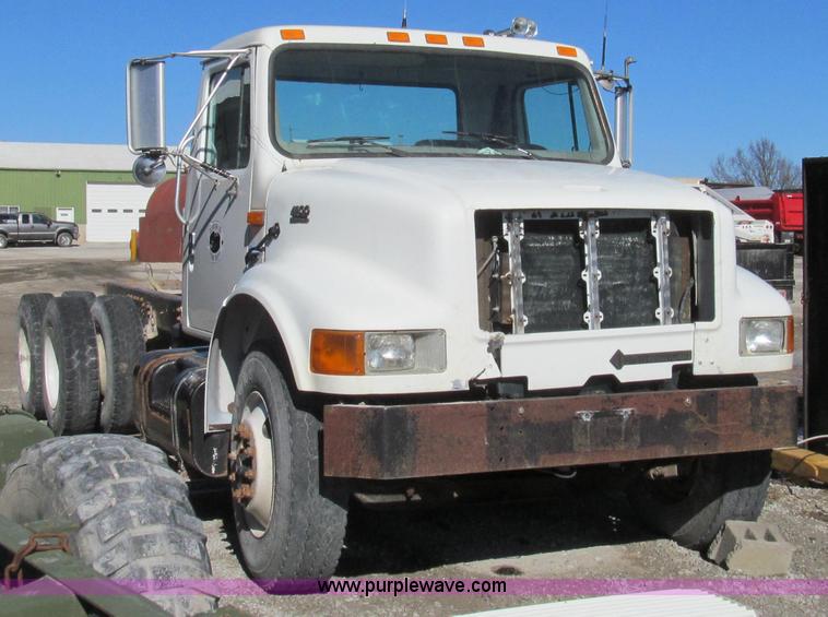 image for item E3747 1999 International 4900 dump truck