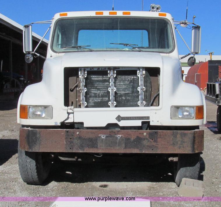 image for item E3747 1999 International 4900 dump truck