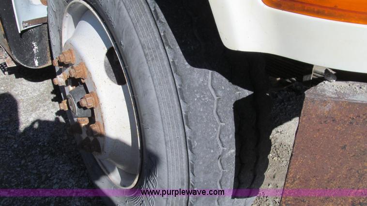 image for item E3747 1999 International 4900 dump truck