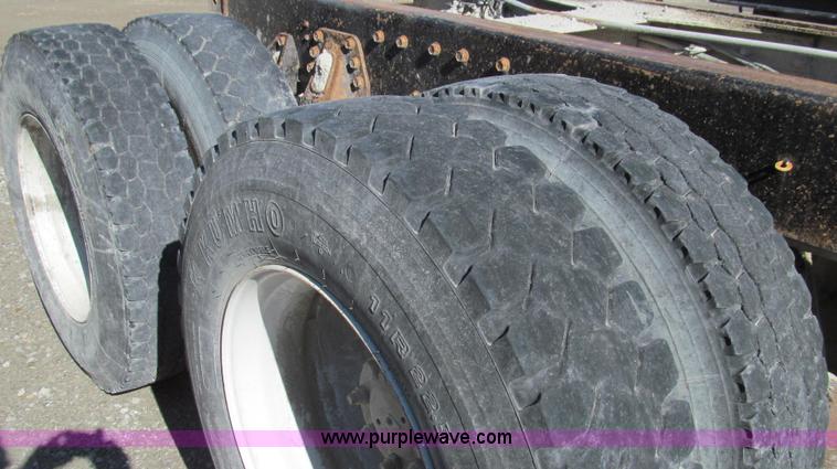 image for item E3747 1999 International 4900 dump truck