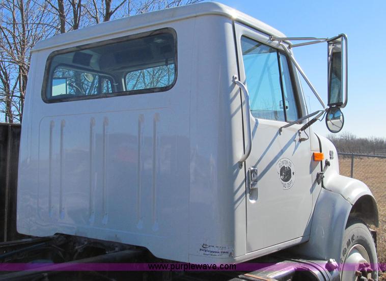 image for item E3747 1999 International 4900 dump truck