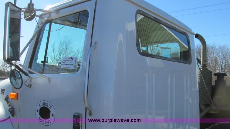 image for item E3747 1999 International 4900 dump truck