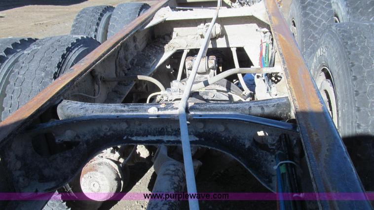 image for item E3747 1999 International 4900 dump truck