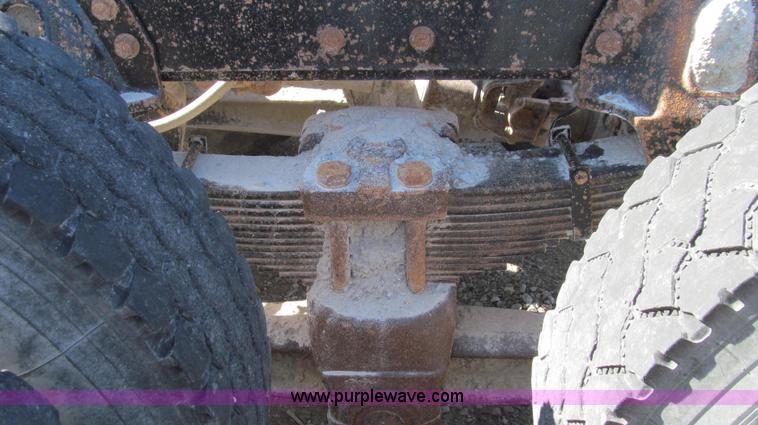 image for item E3747 1999 International 4900 dump truck