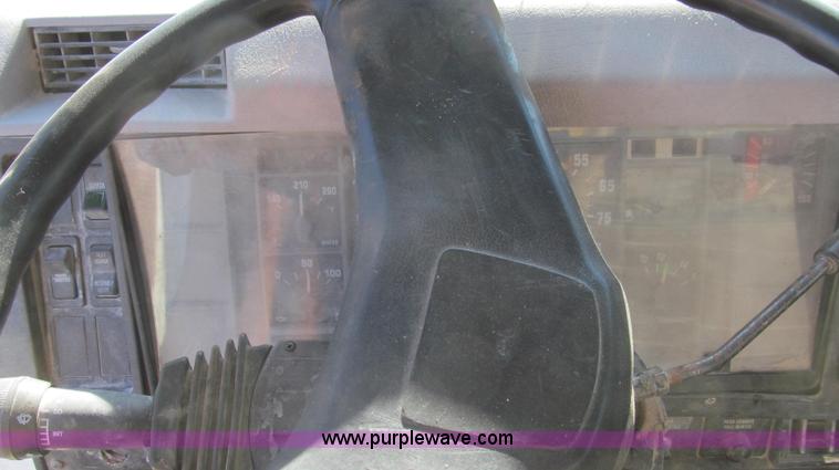 image for item E3747 1999 International 4900 dump truck