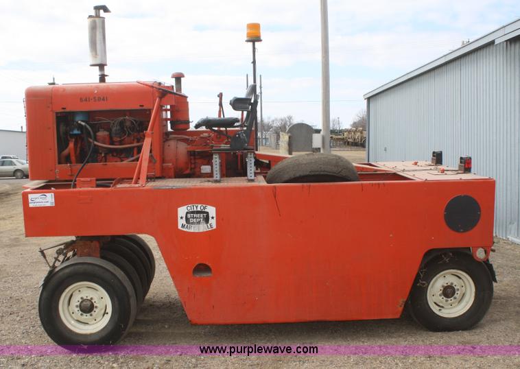 image for item F2998 1971 Ingram 9-2800 nine wheel pneumatic roller