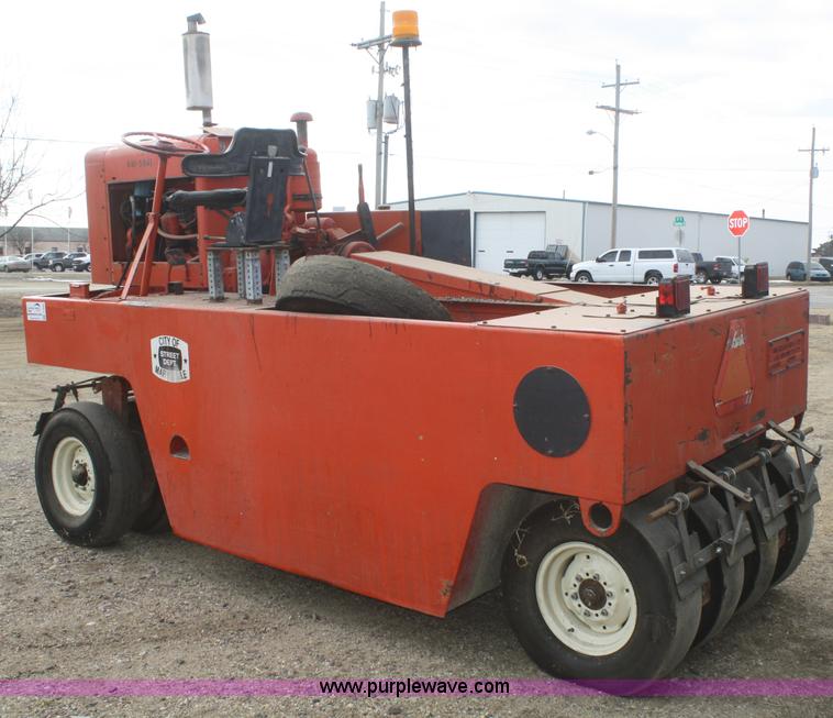 image for item F2998 1971 Ingram 9-2800 nine wheel pneumatic roller