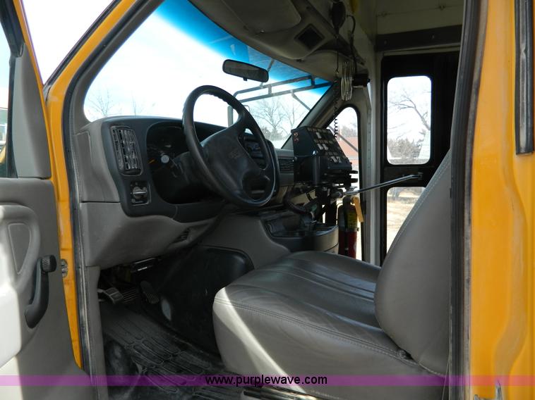 image for item G7678 2000 GMC school bus