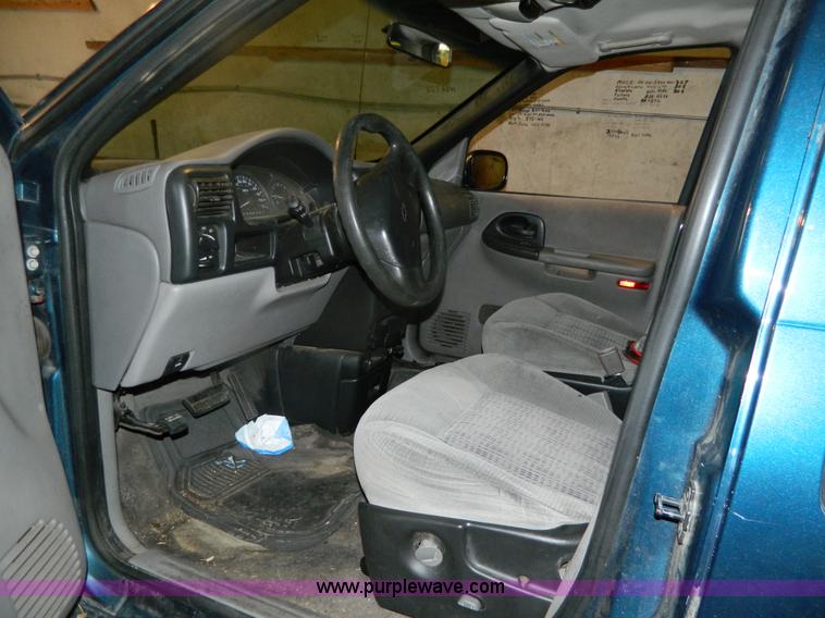 image for item G7681 2002 Chevrolet Venture van