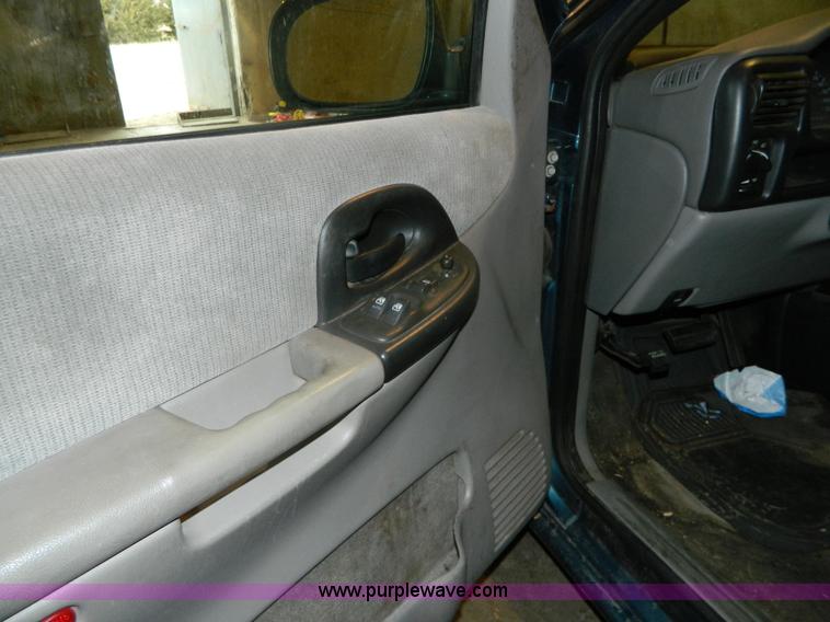 image for item G7681 2002 Chevrolet Venture van