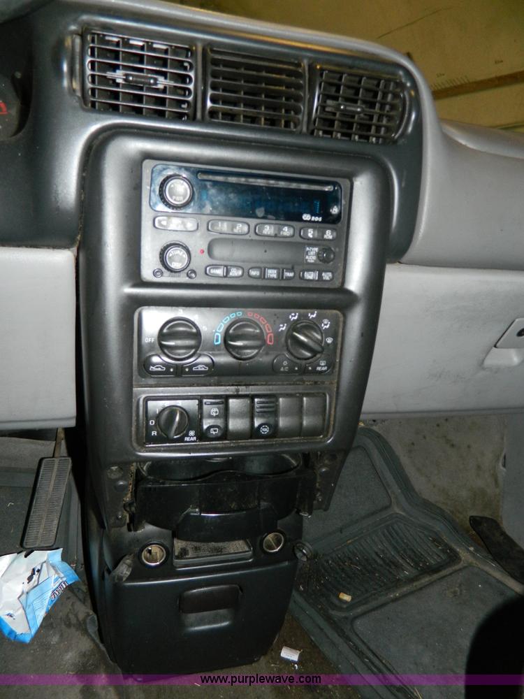 image for item G7681 2002 Chevrolet Venture van