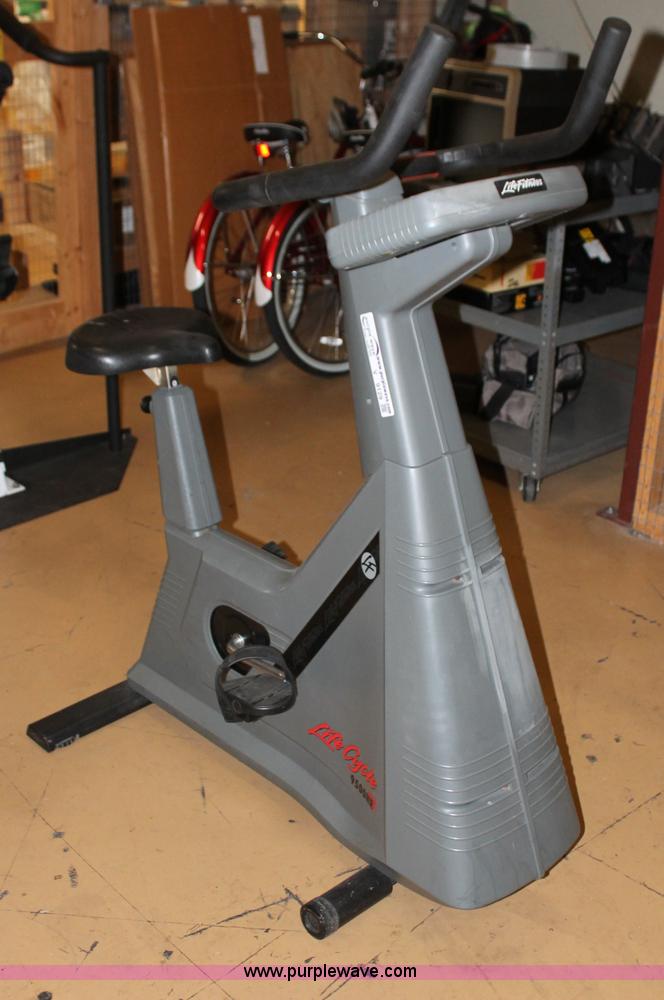 image for item V9129 Life Fitness Life Cycle 9500HR upright exercise bycicle