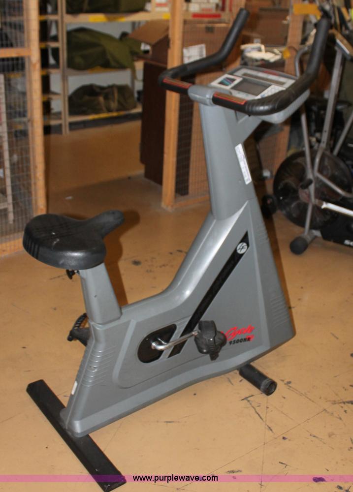 image for item V9129 Life Fitness Life Cycle 9500HR upright exercise bycicle