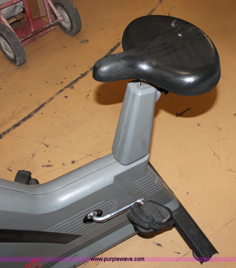 image for item V9129 Life Fitness Life Cycle 9500HR upright exercise bycicle