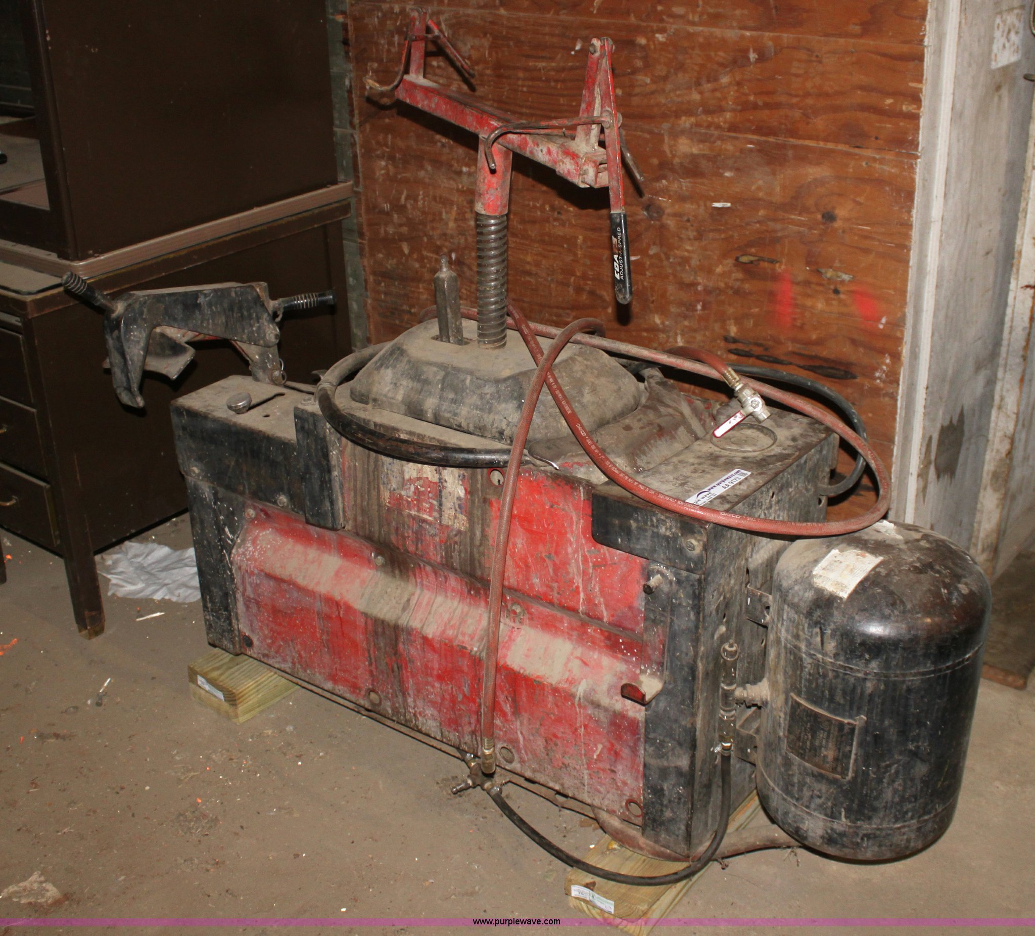 Coats center post tire machine in Wellington, KS Item AA9173 sold