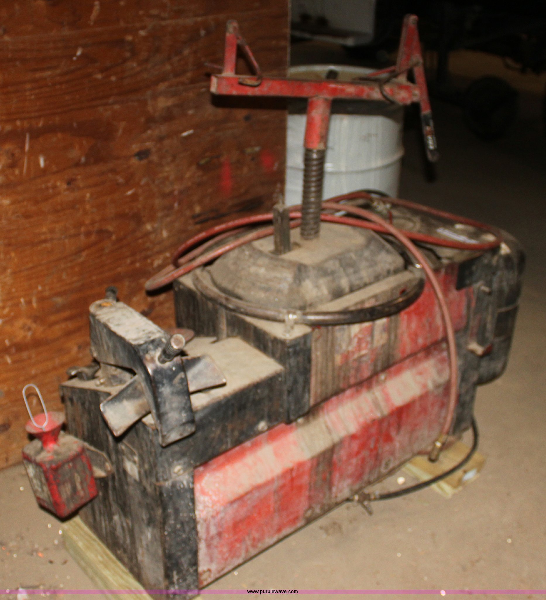 Coats center post tire machine in Wellington, KS Item AA9173 sold
