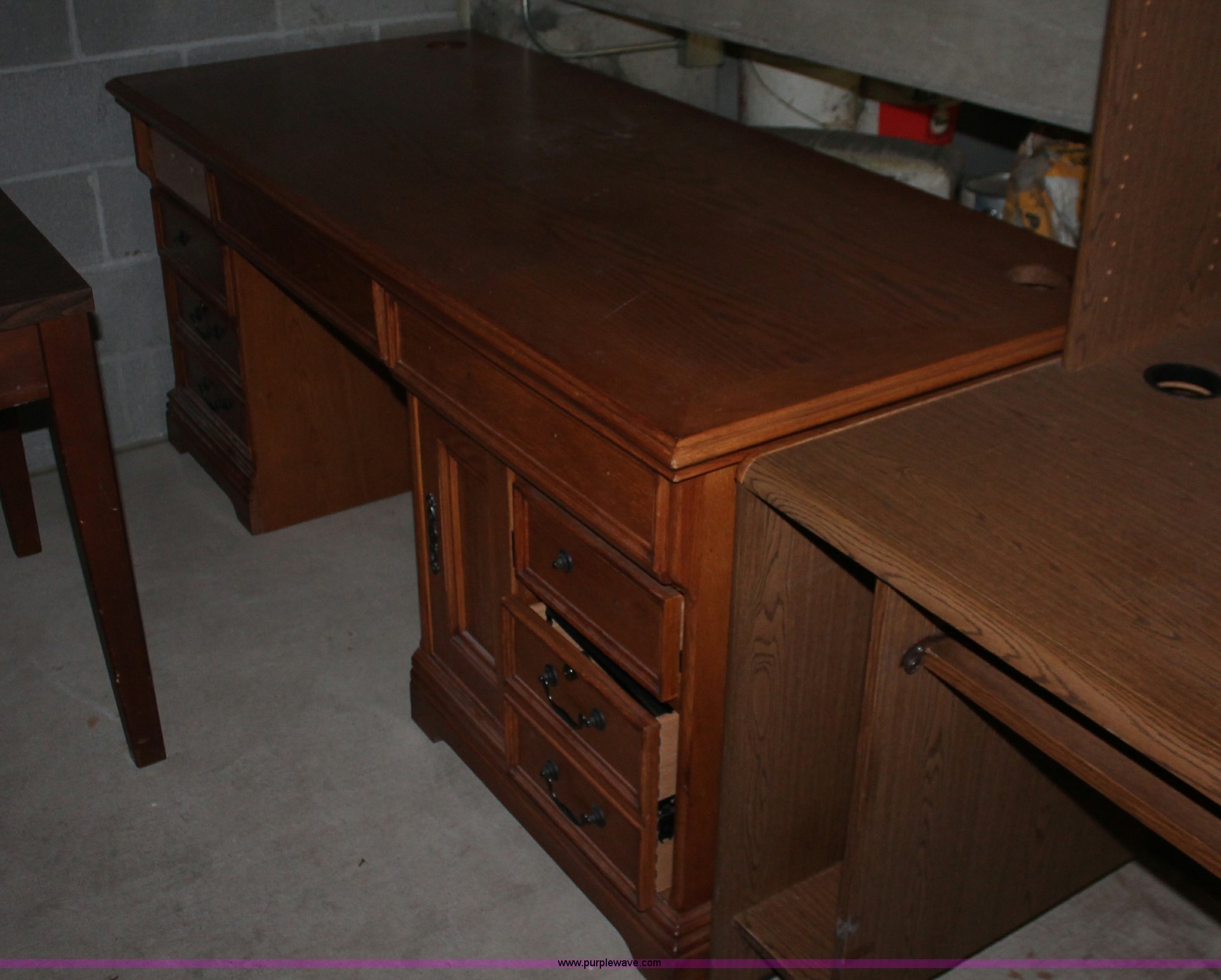 (12) assorted desks in Wichita, KS Item V9118 sold Purple Wave