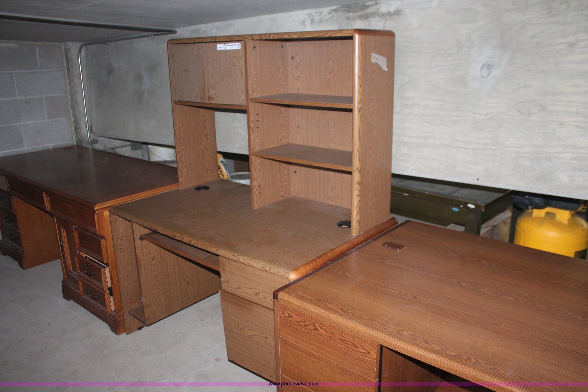 (12) assorted desks in Wichita, KS Item V9118 sold Purple Wave