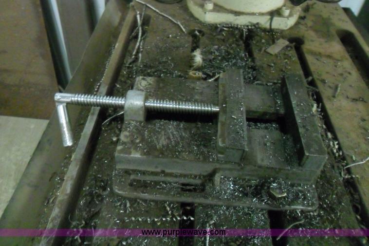 image for item B1847 2000 Rong Fu radial drill press