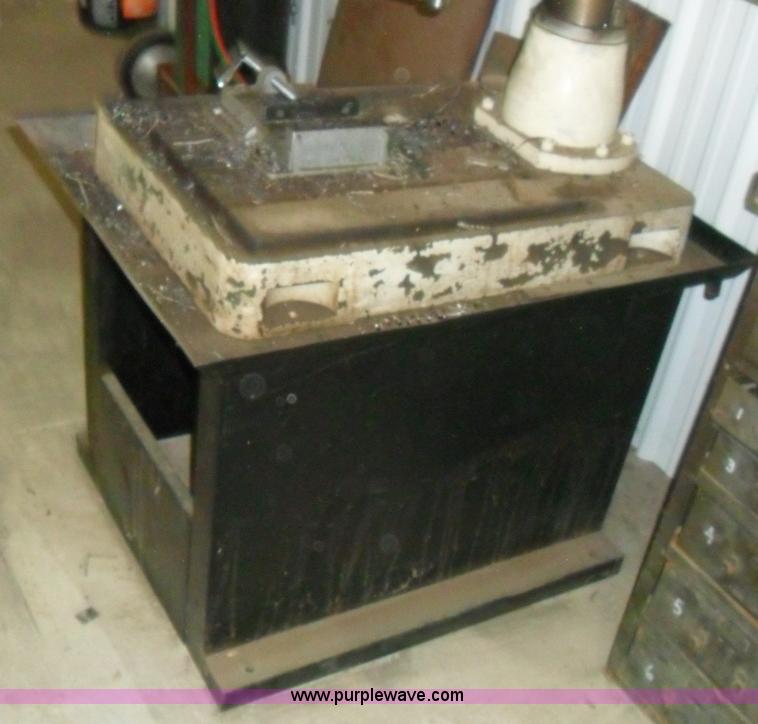 image for item B1847 2000 Rong Fu radial drill press