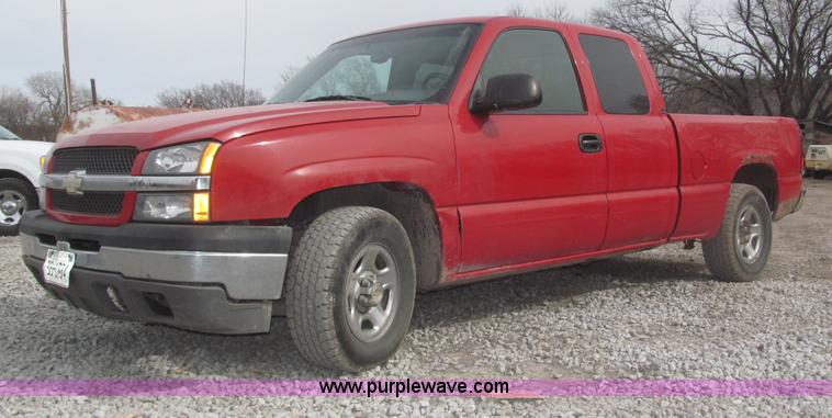 image for item B5382 2003 Chevrolet Silverado 1500 LS Extended Cab pickup truck