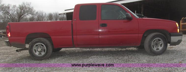 image for item B5382 2003 Chevrolet Silverado 1500 LS Extended Cab pickup truck