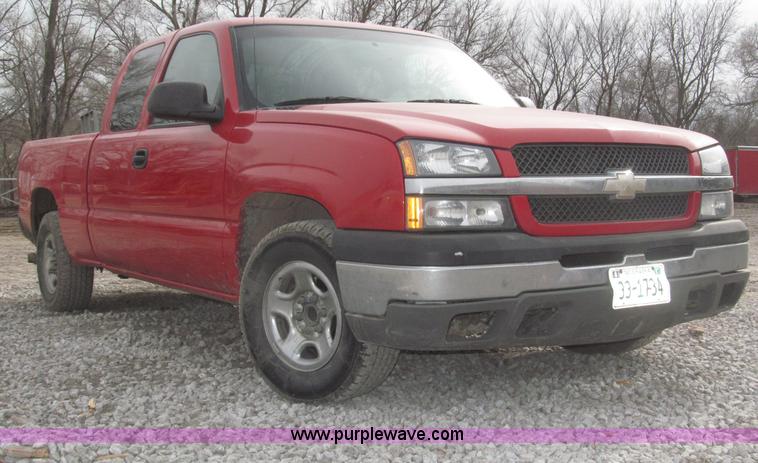 image for item B5382 2003 Chevrolet Silverado 1500 LS Extended Cab pickup truck