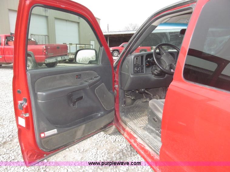 image for item B5382 2003 Chevrolet Silverado 1500 LS Extended Cab pickup truck