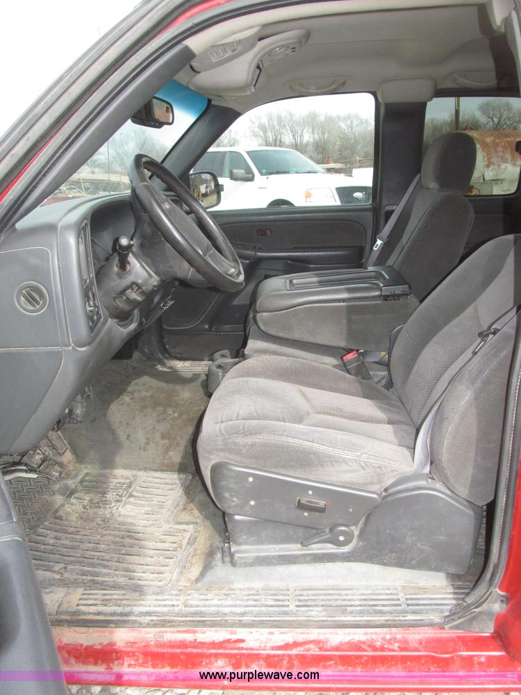 image for item B5382 2003 Chevrolet Silverado 1500 LS Extended Cab pickup truck