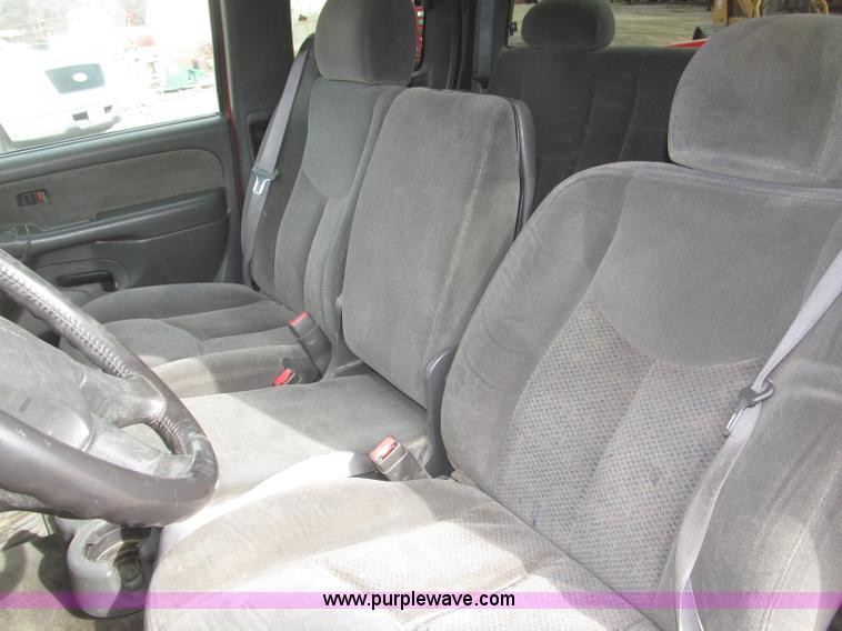 image for item B5382 2003 Chevrolet Silverado 1500 LS Extended Cab pickup truck