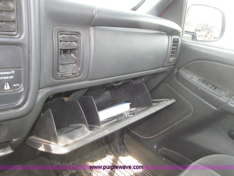image for item B5382 2003 Chevrolet Silverado 1500 LS Extended Cab pickup truck